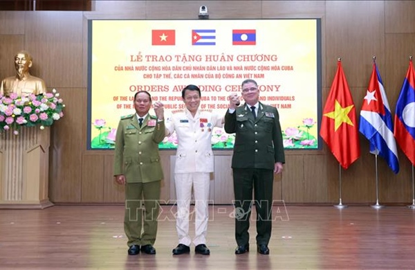 Những phần thưởng cao quý tô thắm mối quan hệ Việt Nam - Lào - Cuba