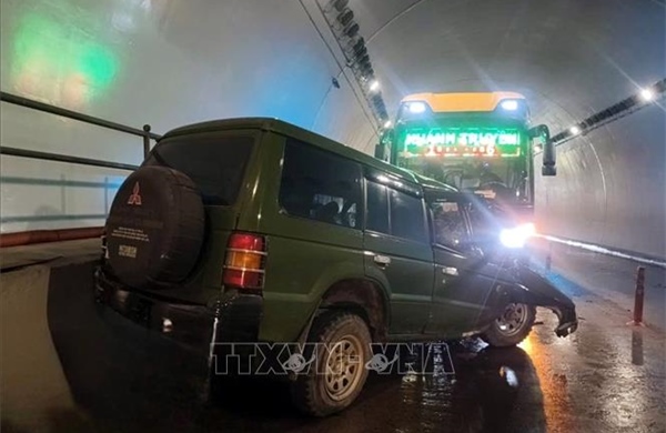 Xe giường nằm va chạm với xe 7 chỗ trong hầm Đèo Ngang khiến 2 người tử vong