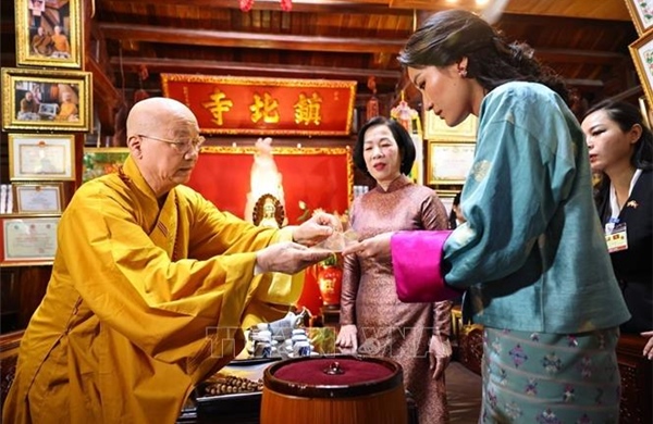 Phu nhân Chủ tịch nước cùng Hoàng hậu Bhutan thăm chùa Trấn Quốc