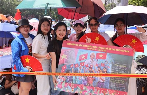 Người dân Hà Nội chờ đón tổng hợp luyện diễu binh, diễu hành A80 lần thứ 2