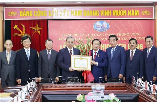 Tổng Bí thư Tô Lâm trao Huy hiệu 45 năm tuổi Đảng tặng đồng chí Phan Đình Trạc