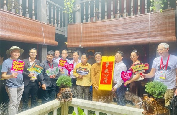 Đoàn phóng viên quốc tế tham quan làng gốm Bát Tràng nhân dịp 80 năm Quốc khánh 2/9