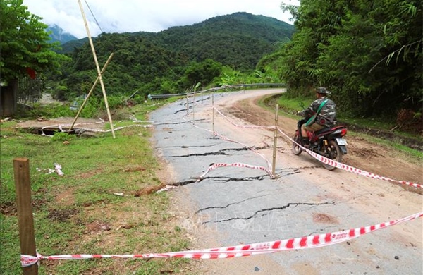 Mưa lớn gây sạt lở, ách tắc trên nhiều tuyến đường miền núi phía Tây tỉnh Nghệ An