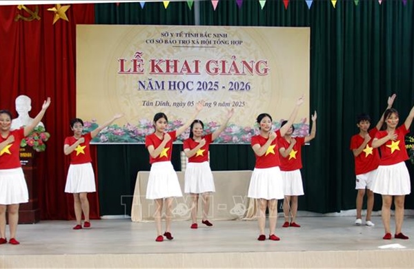 Ấm áp lễ khai giảng của trẻ khuyết tật nghe nói