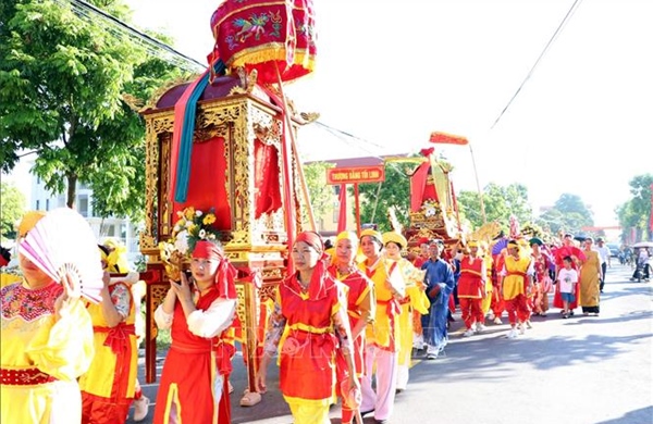Lễ hội tri ân công đức Nguyên phi Ỷ Lan thu hút đông đảo du khách