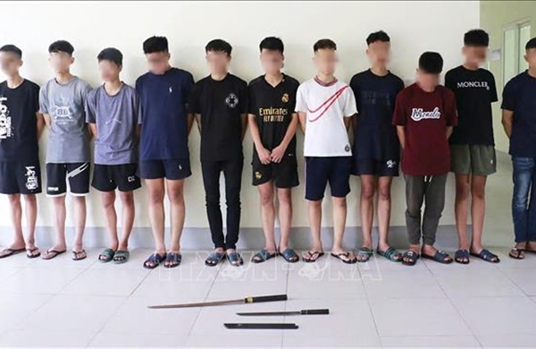 Triệu tập 14 thanh thiếu niên mang hung khí gây rối trên đường phố