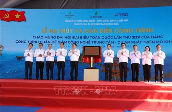 Gắn biển hạng mục trọng yếu Dự án Phát triển mỏ khí Lô B-Ô Môn