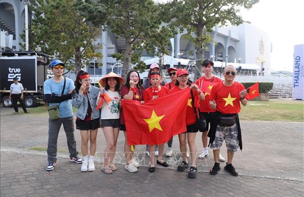 Cổ động viên Việt Nam tới sân Rajamangala tiếp sức cho U22 Việt Nam