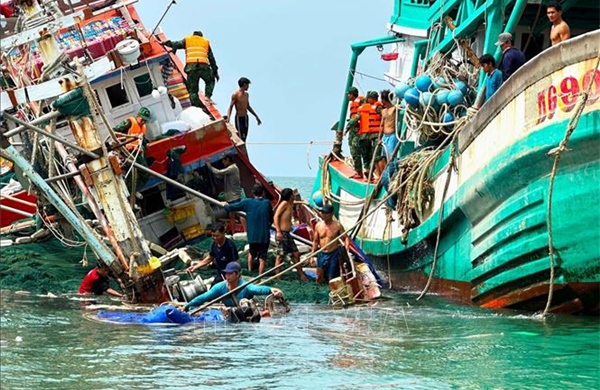 Cứu hộ tàu cá và 13 ngư dân va phải đá ngầm trên biển