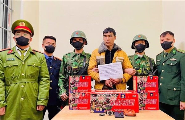 Bắt giữ đối tượng vận chuyển trái phép pháo hoa qua biên giới