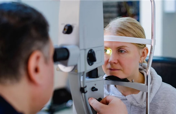 Hy vọng cho bệnh nhân thoái hóa điểm vàng từ miếng ghép tế bào gốc siêu nhỏ