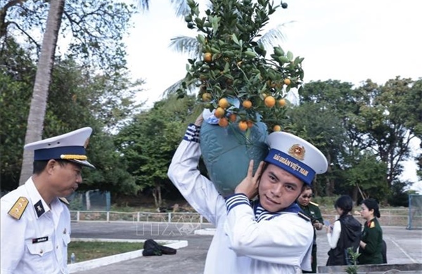 Gửi 'Tết sớm' đến nhân dân, các lực lượng trên đảo Hòn Chuối