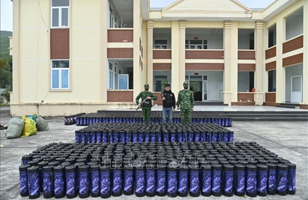 Triệt phá vụ vận chuyển 1.364 bình khí cười trên biển