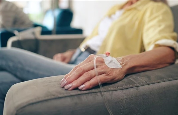 Điều trị miễn dịch buổi sáng giúp bệnh nhân ung thư phổi sống lâu hơn