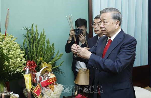 Tổng Bí thư Tô Lâm dâng hương tưởng niệm Bác Hồ tại Nhà 67