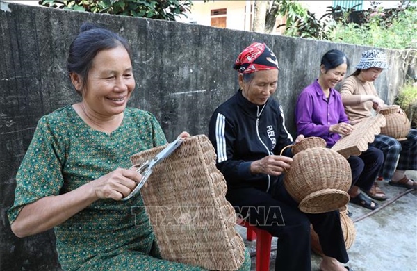 Những người phụ nữ tạo sinh kế tại làng quê