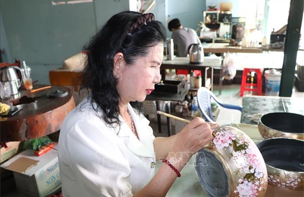 Nghệ nhân nữ bền bỉ giữ nét mực sơn mài