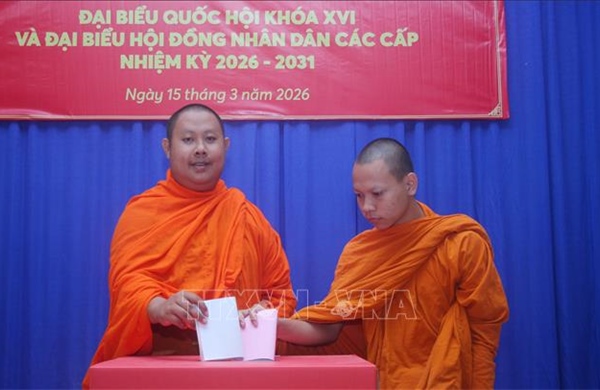 Rộn ràng ngày hội của toàn dân từ đảo tiền tiêu Cồn Cỏ đến cực Nam Tổ quốc