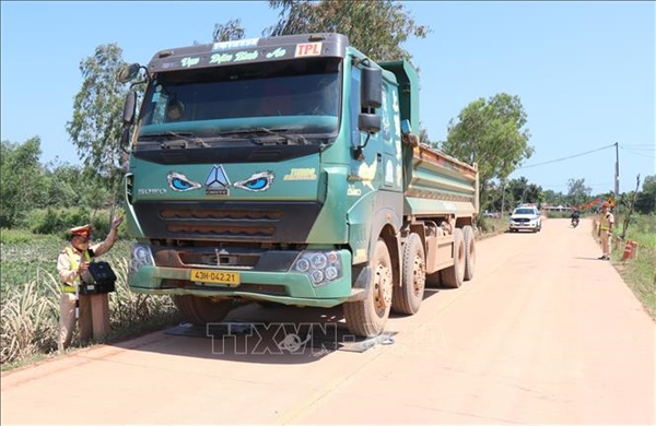 Cảnh sát giao thông Quảng Ngãi tăng cường kiểm soát xe chở đất quá tải