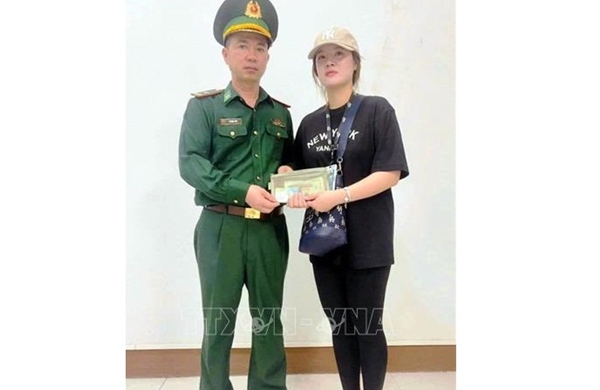 Chiến sĩ Biên phòng Quảng Ninh giúp người dân tìm lại tài sản bị mất