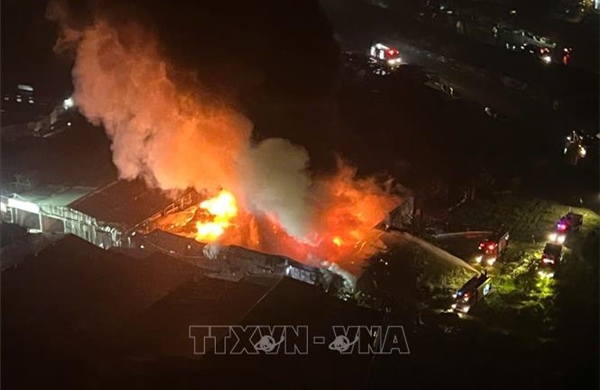 Cháy lớn trong đêm tại xưởng gỗ đối diện bệnh viện K Tân Triều