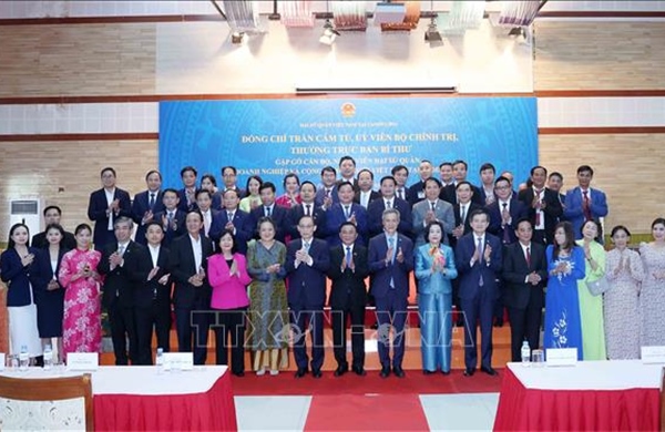 Thường trực Ban Bí thư gặp gỡ cộng đồng, doanh nghiệp Việt Nam tại Campuchia