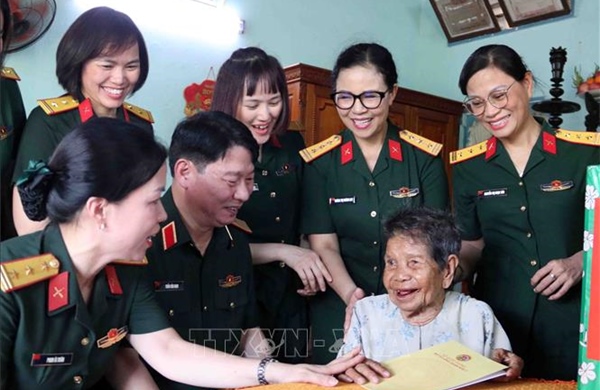 Đoàn đại biểu Phụ nữ Quân đội tri ân các Mẹ Việt Nam Anh hùng