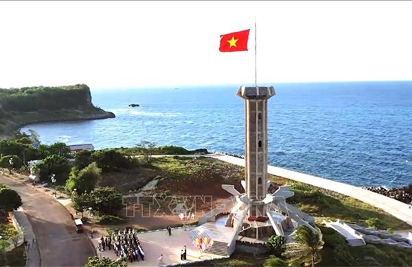 Khi 'đảo thép' làm du lịch - Bài 1: "Viên ngọc xanh" giữa trùng khơi