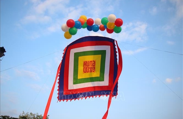 Rực rỡ lá đại kỳ ngũ sắc trong ngày Giỗ Tổ Hùng Vương ở Cần Thơ