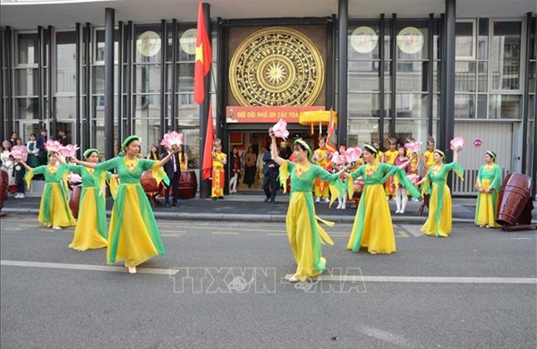 Kiều bào Việt Nam tại Pháp hướng về cội nguồn dân tộc