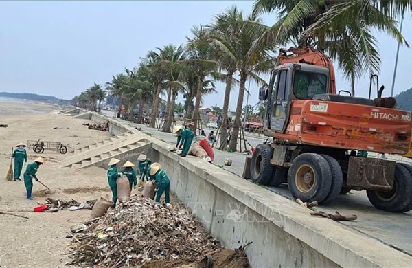 Tổng lực thu gom rác thải ở bãi biển Hải Tiến sau thông tin phản ánh