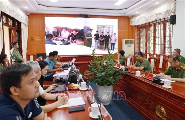 Phá đường dây làm giả giấy tờ quy mô lớn, thu giữ gần 10.000 tài liệu giả