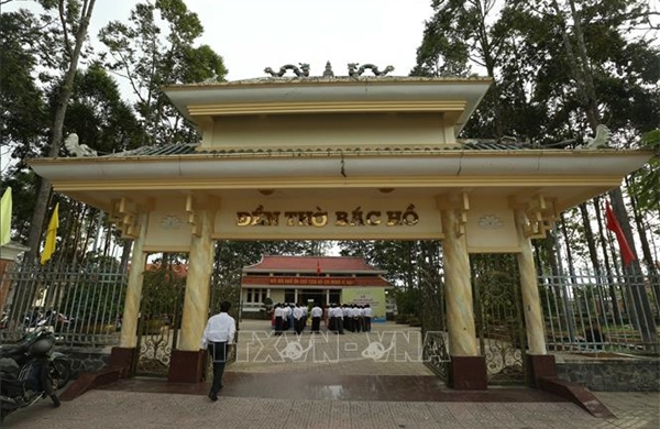 Thắp nén hương thơm tưởng nhớ Người tại Đền thờ Bác Hồ ở xã Lương Tâm