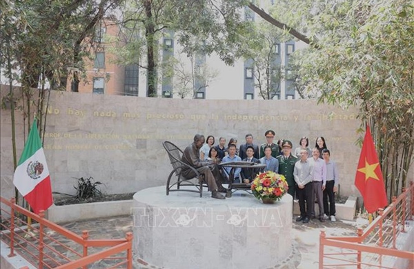 136 năm Ngày sinh Chủ tịch Hồ Chí Minh: Hình ảnh Bác sống mãi giữa lòng thủ đô Mexico City