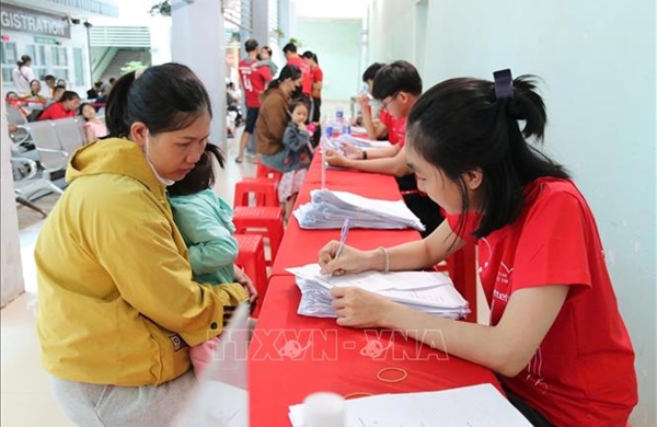 Quan tâm chăm sóc sức khỏe trẻ em và người dân vùng khó khăn