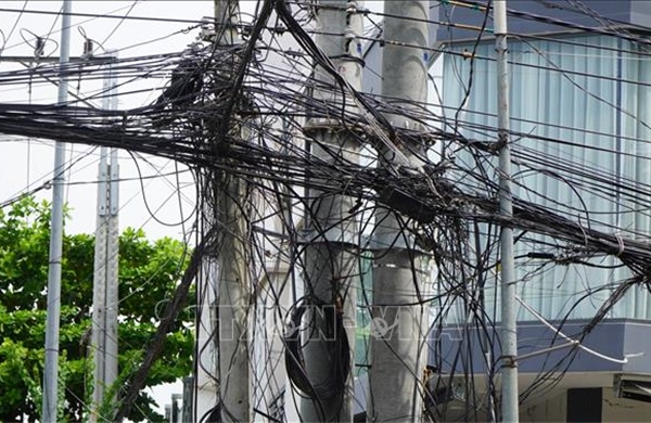 'Mạng nhện' dây điện và cáp viễn thông vây nhà dân, tiềm ẩn nguy cơ cháy nổ