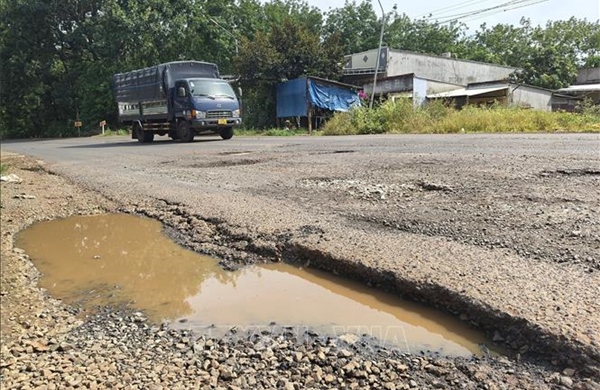 Nhiều 'ổ gà', 'ổ voi' trên tuyến ĐT.759 gây mất an toàn giao thông