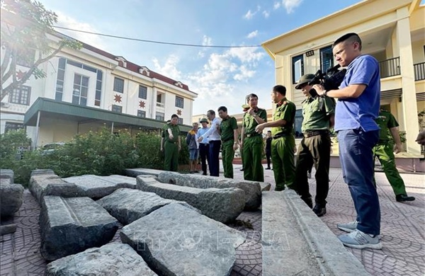 Trao trả cầu đá cổ bị kẻ trộm táo tợn ăn cắp bằng xe cẩu