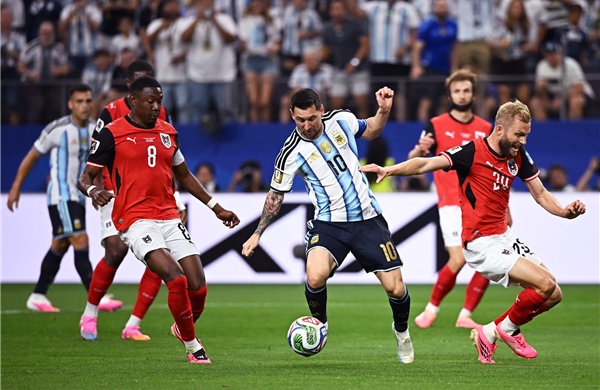 World Cup 2026: Kỷ lục sân cỏ và cơn sốt ngoài đường biên