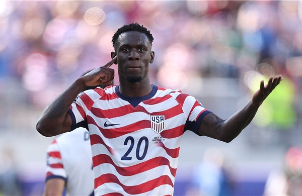 World Cup 2026: Tổng thống Trump gọi điện yêu cầu Chủ tịch FIFA xem xét thẻ đỏ của sao tuyển Mỹ