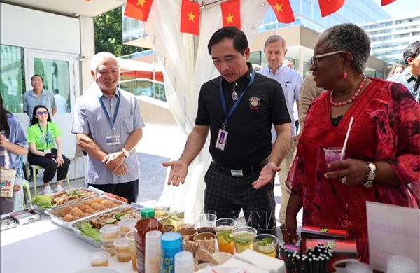Nhộn nhịp gian hàng của Việt Nam tại WTO Open Day 2026