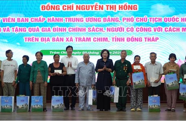 Phó Chủ tịch Quốc hội Nguyễn Thị Hồng thăm, tặng quà người có công tại Đồng Tháp