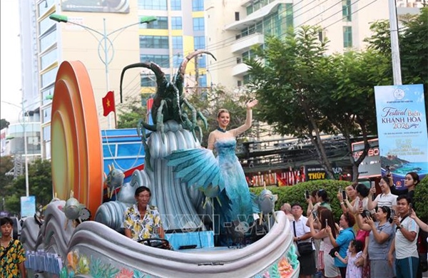 Rực rỡ sắc màu Carnival đường phố Festival Biển Khánh Hòa 2026