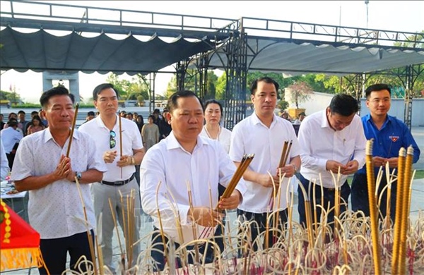 Đảng ủy Mặt trận Tổ quốc, các đoàn thể Trung ương dâng hương tri ân Anh hùng liệt sỹ tại Quảng Trị