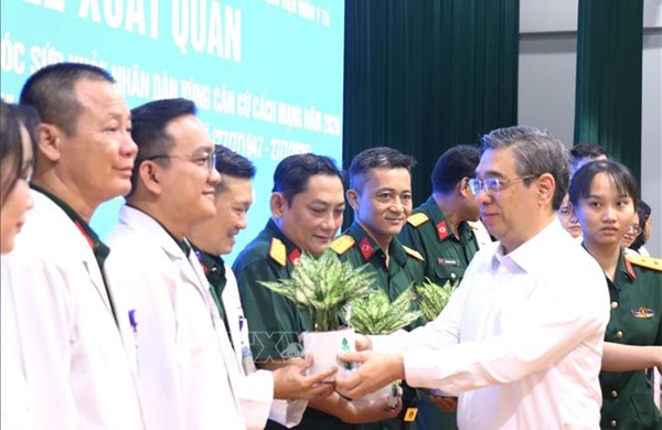 Ra quân chăm sóc sức khỏe người dân tại 10 xã vùng căn cứ cách mạng