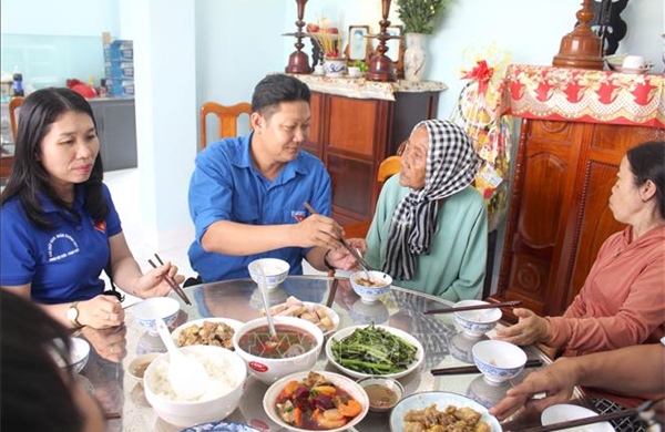 Ấm áp nghĩa tình những 'Bữa cơm cùng Mẹ'