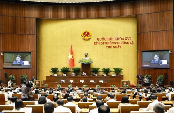 Quốc hội họp nghe trình bày tờ trình về 2 dự án luật