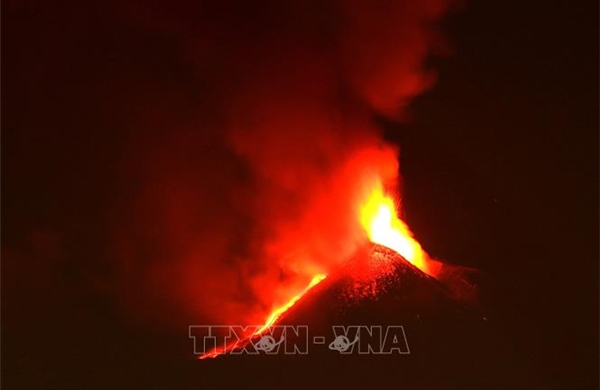 Núi lửa phun trào dữ dội tại Italy, giao thông hỗn loạn