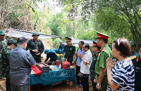 Khai quật, cất bốc các phần mộ liệt sĩ tại khu vực đồi Đá Vôi