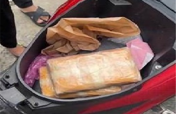 Bắt giữ hai đối tượng vận chuyển 12.000 viên nghi ma túy tổng hợp